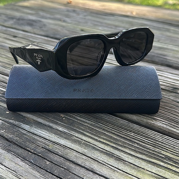 PRADA - Picture 1 of 10